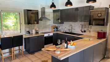Coffee/tea maker, fridge, microwave, oven