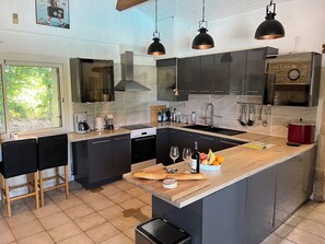 Fridge, microwave, oven, dishwasher - Tranquil House with large pool, set in beautiful private garden. separate Gite (Paizay-le-Chapt)