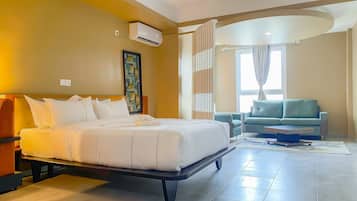 Suite junior, vistas a la piscina | Caja fuerte, sistema de insonorización, tabla de planchar con plancha