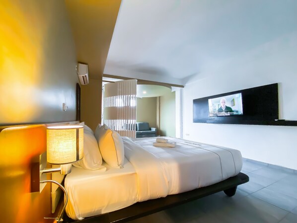 Phòng Suite Junior, quang cảnh hồ bơi | 1 phòng ngủ, két bảo mật tại phòng, bàn ủi/dụng cụ ủi quần áo