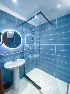 Suite junior, vistas a la piscina | Baño | Zapatillas