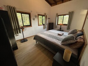 3 bedrooms, desk, WiFi, bed sheets