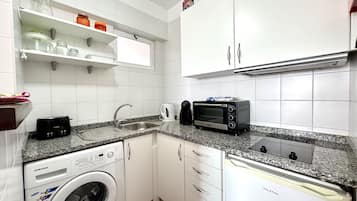 Een koelkast, een magnetron, een oven, een koffiezetapparaat/waterkoker