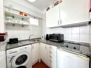 Een koelkast, een magnetron, een oven, een koffiezetapparaat/waterkoker