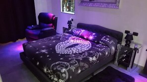 Escritorio, sistema de insonorización y tabla de planchar con plancha