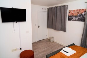 1 bedroom, free WiFi, bed sheets - Snooze Luxe House Room 2 (West Northamptonshire)