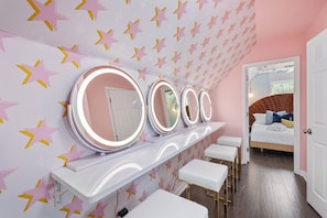 5 bedrooms, desk, free WiFi, bed sheets