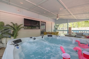 Outdoor spa tub
