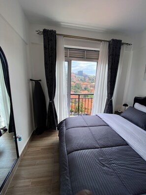 1 bedroom, desk, iron/ironing board, WiFi - Urban View Apartment with a fully equipped gym, rooftop serene town views (Kampala)
