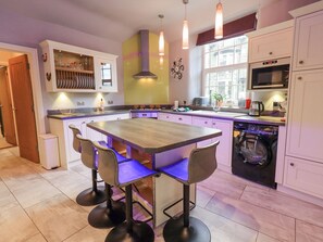 Dishwasher, cookware/dishes/utensils - 1 The Old Coach House (Ambleside)