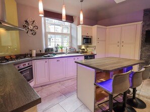 Dishwasher, cookware/dishes/utensils - 1 The Old Coach House (Ambleside)