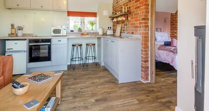 Beautiful romantic converted barn located in a quiet setting.