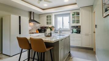 Kühlschrank, Mikrowelle, Ofen, Herdplatte