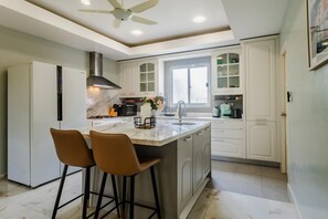 Geladeira, micro-ondas, fogão, cooktop