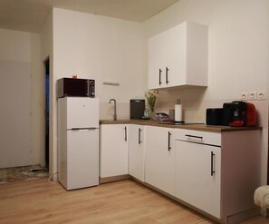 Fridge, microwave, stovetop, coffee/tea maker