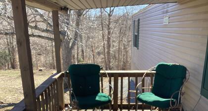 Charming 2-bedroom mobile home with WiFi, AC in peaceful Eddyville KY.