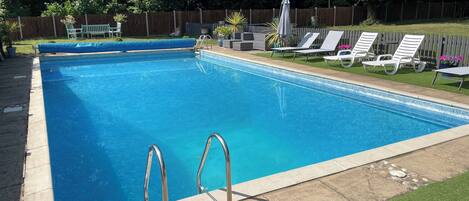 Utomhuspool och uppvärmd pool