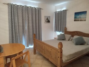 1 chambre, coffres-forts dans les chambres, fer et planche à repasser