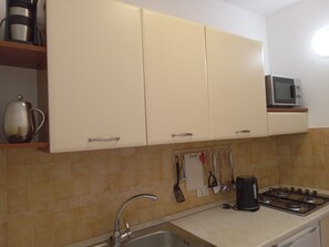 Réfrigérateur, micro-ondes, plaque de cuisson, cafetière/bouilloire