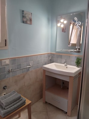 Douche, sèche-cheveux, bidet, serviettes fournies