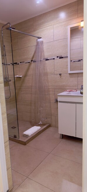Dusche, Haartrockner, Handtücher, Seife