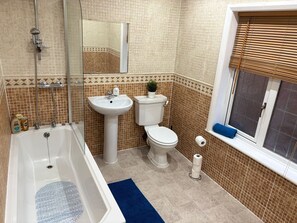 Haartrockner, Handtücher, Seife, Toilettenpapier