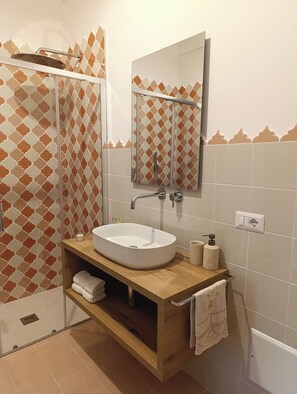 Shower, hair dryer, bidet, towels