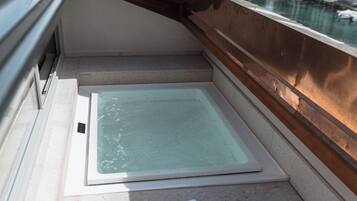 Penthouse, privézwembad, uitzicht op kanaal | Terras