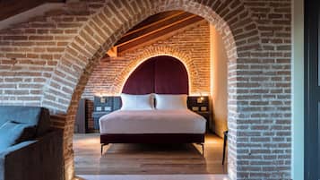 Junior suite, uitzicht op park | 1 slaapkamer, een kluis op de kamer, een bureau