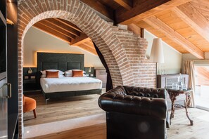 Caja de seguridad en la habitación, escritorio y cortinas blackout 