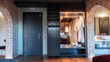 Junior suite, uitzicht op park | 1 slaapkamer, een kluis op de kamer, een bureau