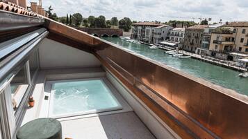 Attico, piscina privata, vista canale | 1 camera, una cassaforte in camera, una scrivania, tende oscuranti