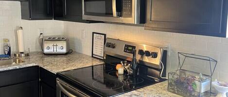 Refrigerador, microondas, horno, placa de cocina