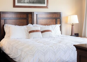 2 dormitorios, tabla de planchar con plancha, cuna de viaje