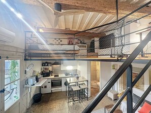 Een koelkast, een microgolfoven, een oven