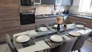 Een koelkast, een microgolfoven, een oven, een kookplaat