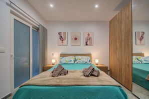 3 habitaciones, escritorio y tabla de planchar con plancha