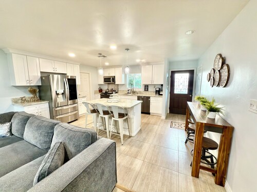 Chandelier Retreat 3BR/2BA/ King Bed /85”75”32” TVs/ Near Hard Rock Casino