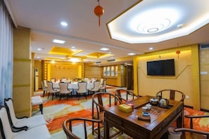 A hotel conference room with a round table, chairs, and a television on the wall. - Landscape Hotel (Longyan Railway Station) (Longyan)