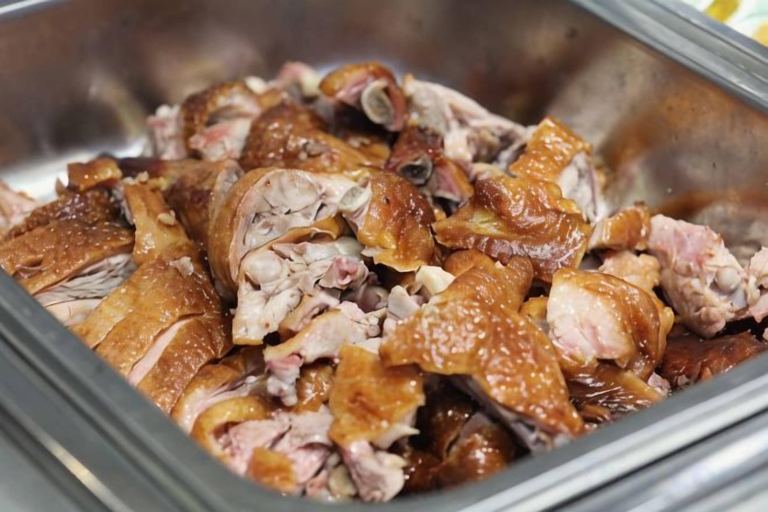 Una bandeja con carne cocida, probablemente un plato servido en un bufé.