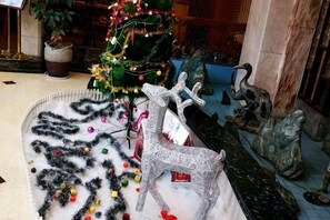 A Christmas tree with ornaments and a reindeer decoration. - Landscape Hotel (Longyan Railway Station) (Longyan)