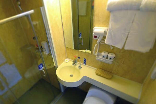A bathroom with a sink, mirror, towel dispenser, and hand dryer. - GreenTree Liaocheng Yanggu Huangshan Road Shizilou (Yanggu)