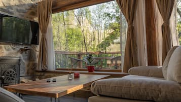 Suite de luna de miel, vista al río | Área de sala de estar