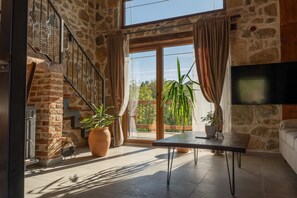 Dúplex superior, vistes al pati | 1 dormitori, espai de treball apte per a portàtils i wifi gratuïta 