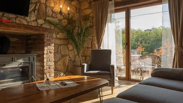 Superior Suite, Courtyard View | Living area