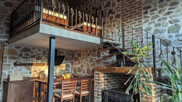 Dúplex superior, vista al patio | 1 habitación, espacio para trabajar con laptop y wifi gratis