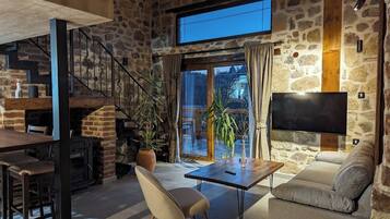 Superior-Maisonette, Blick auf den Innenhof | 1 Schlafzimmer, laptopgeeigneter Arbeitsplatz, kostenloses WLAN