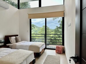 4 habitaciones, tabla de planchar con plancha y cuna de viaje