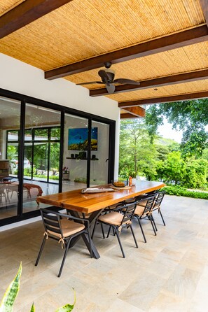 屋外ダイニングエリア