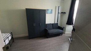 Double Room, Shared Bathroom | Egyptian cotton sheets, premium bedding, memory foam beds - Tooting Stays (London)